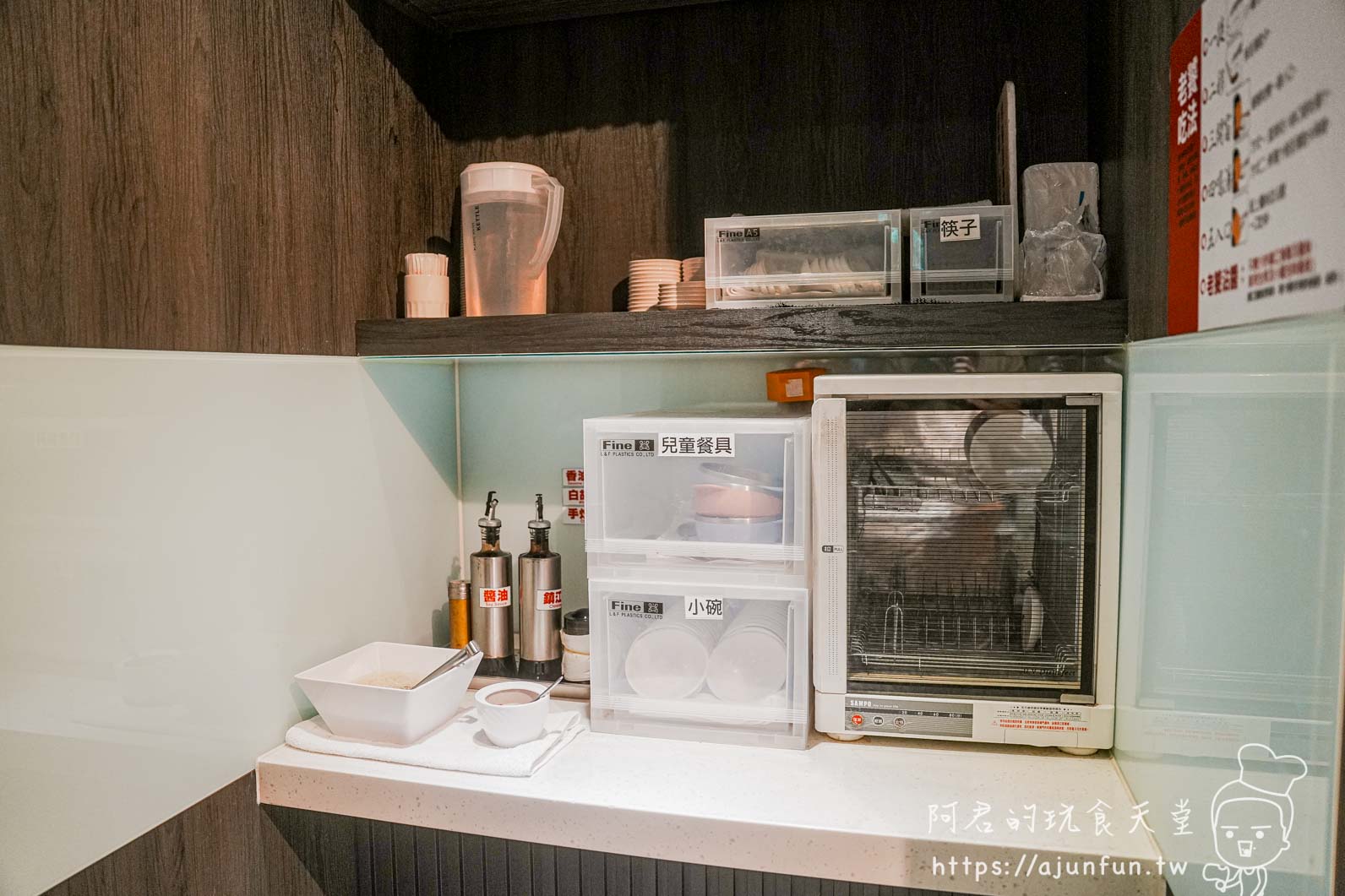 滬舍餘味西屯店自助沾醬區-醬油鎮江醋辣椒粉兒童餐具自取吧台