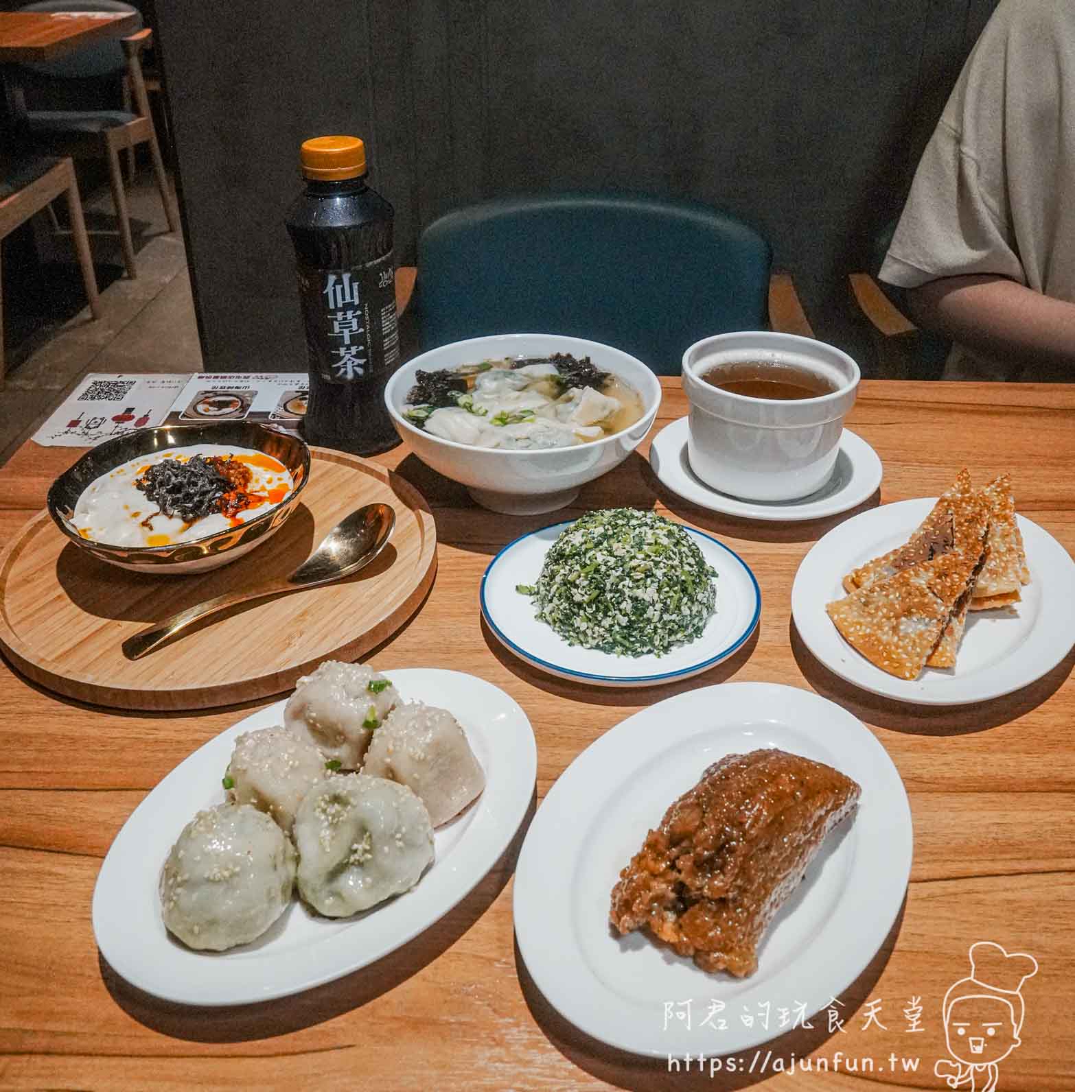 滬舍餘味西屯店兩人桌套餐全景-生煎包餛飩馬蘭頭山海辣豆花仙草茶