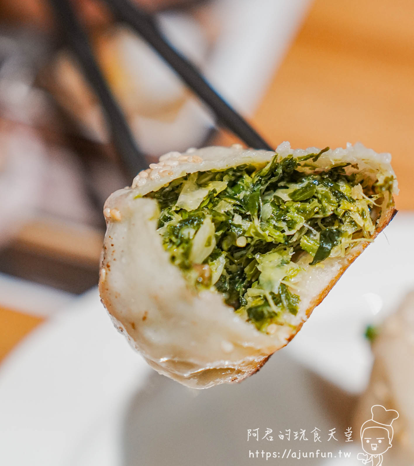 滬舍餘味西屯店翡翠生煎包剖面-青江菜末搭香菇素食版本清香爽口