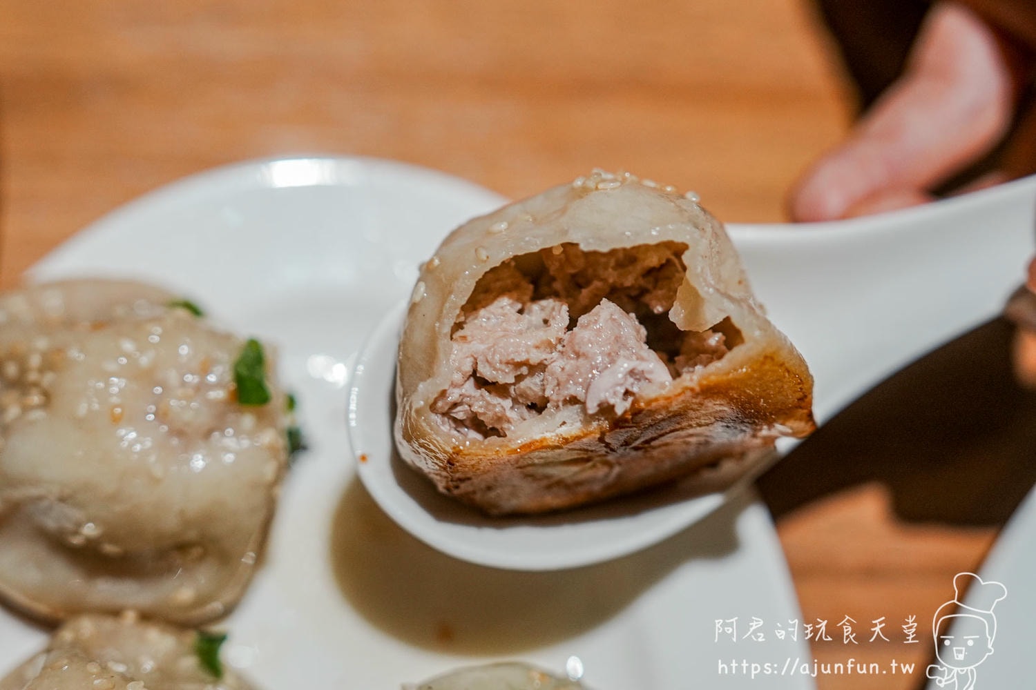 滬舍餘味西屯店鮮肉生煎包剖面-肉餡飽滿湯汁滲出底部金黃酥脆
