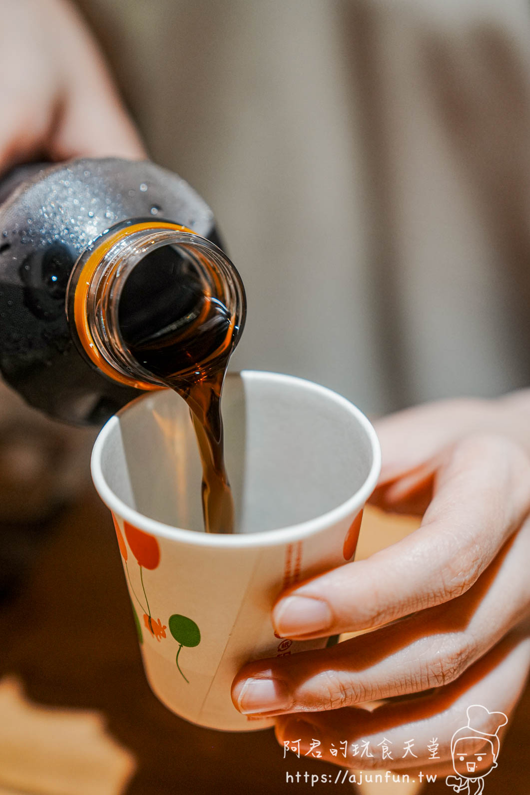 滬舍餘味西屯店仙草茶倒入紙杯-米其林必比登上海點心解膩飲品搭配