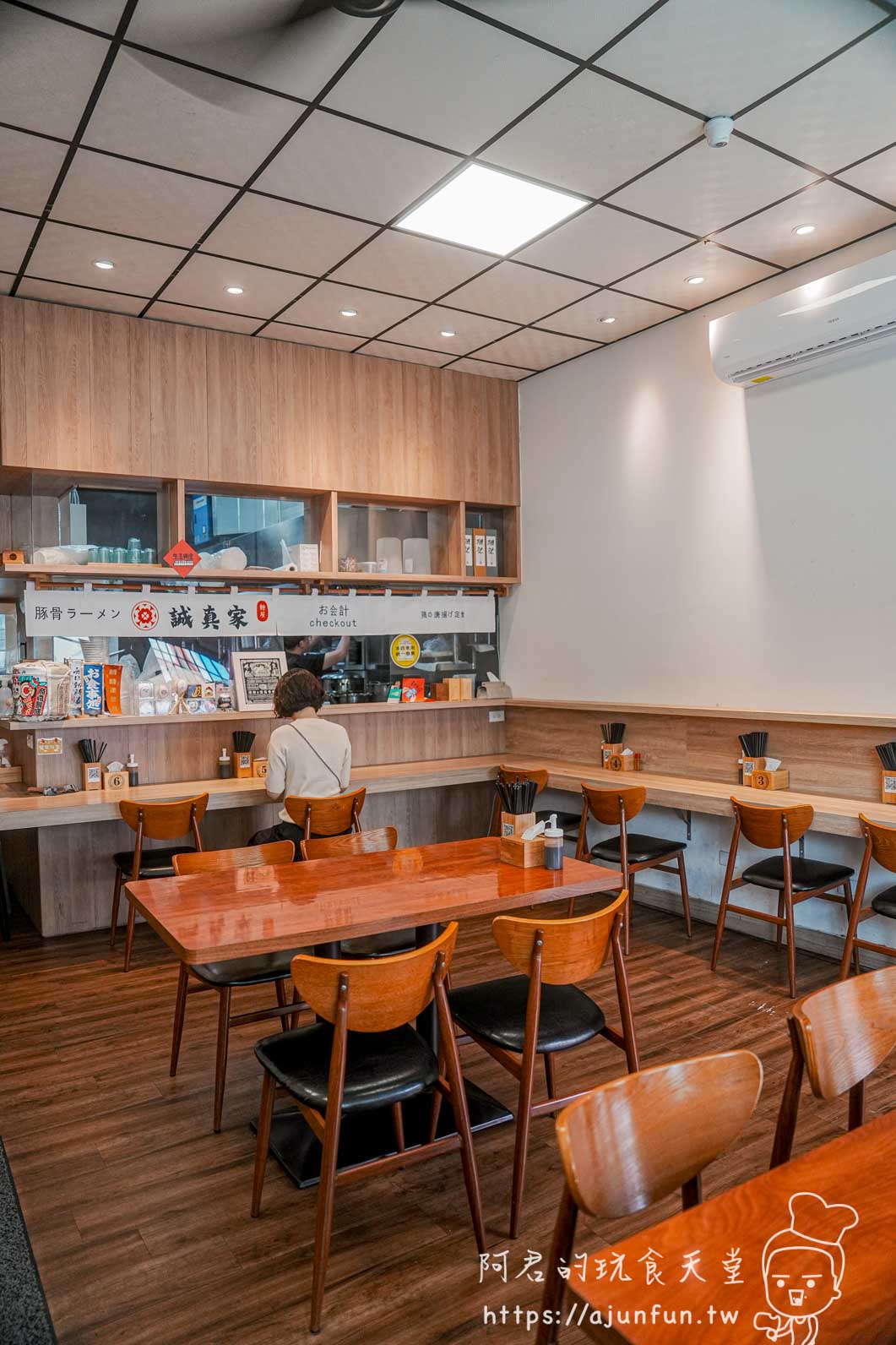 麵屋誠真家 店內 座位 開放式廚房 吧台 木地板 沙鹿拉麵店 用餐環境