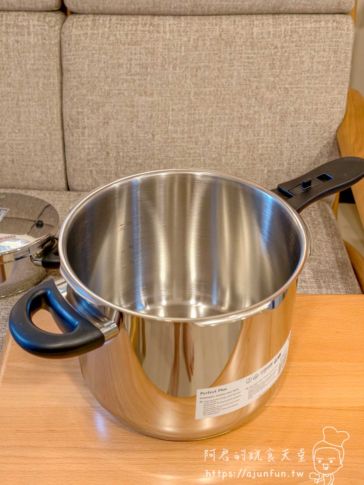 WMF Perfect Plus 鍋身正面，可見 Perfect Plus 標籤