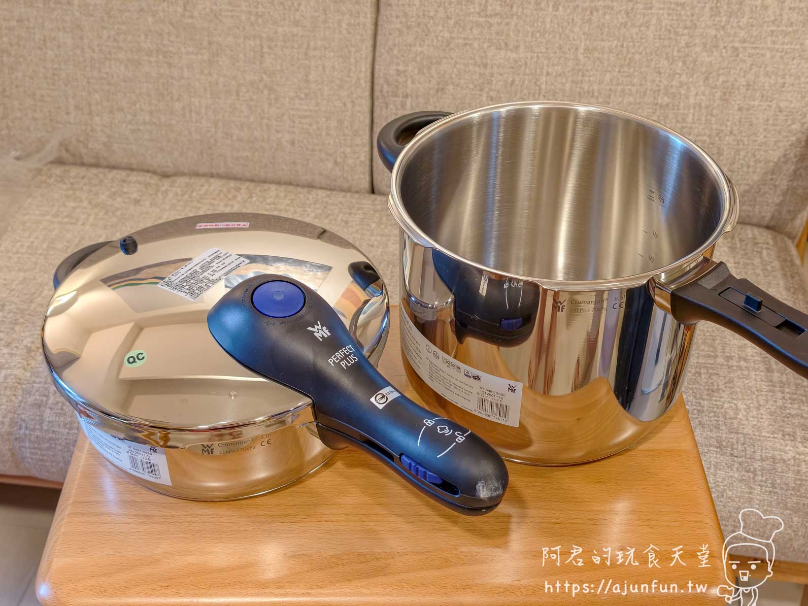 WMF Perfect Plus 鍋身、玻璃鍋蓋、壓力鍋蓋與藍色把手全家福