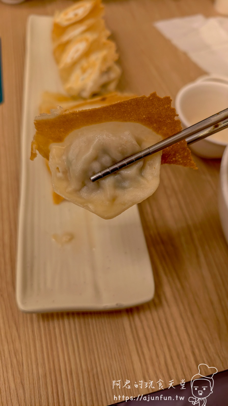 九初流心脆皮煎餃筷子夾起一顆煎餃