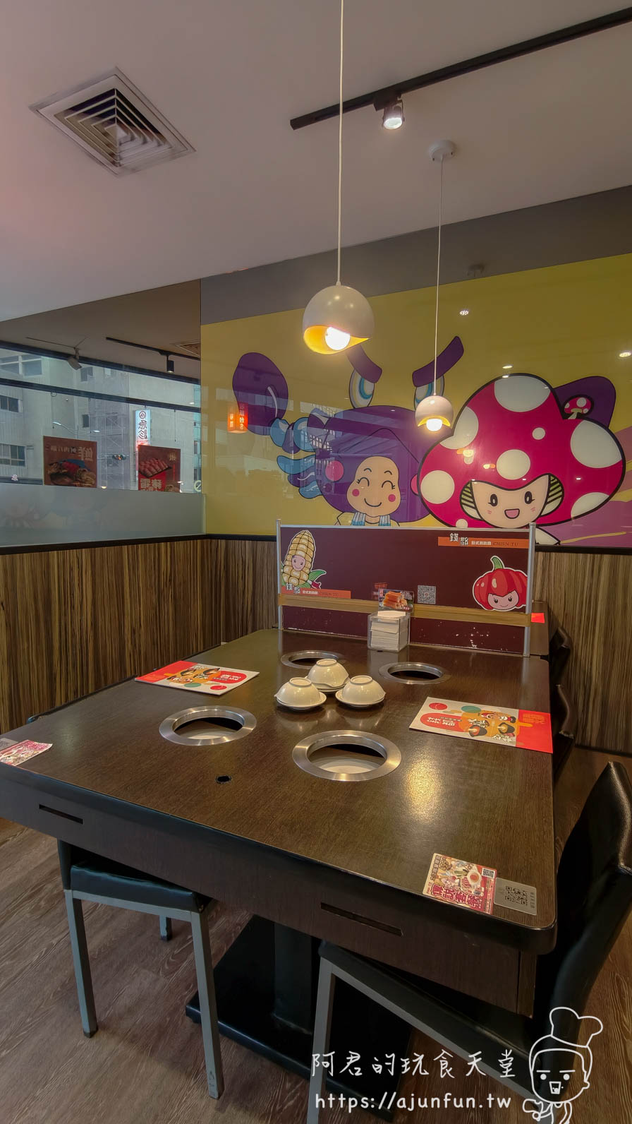 錢都彰基店雙鍋孔餐桌與彩繪牆面