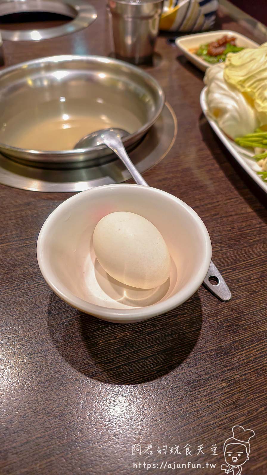錢都附餐生雞蛋小碗用來沾肉片