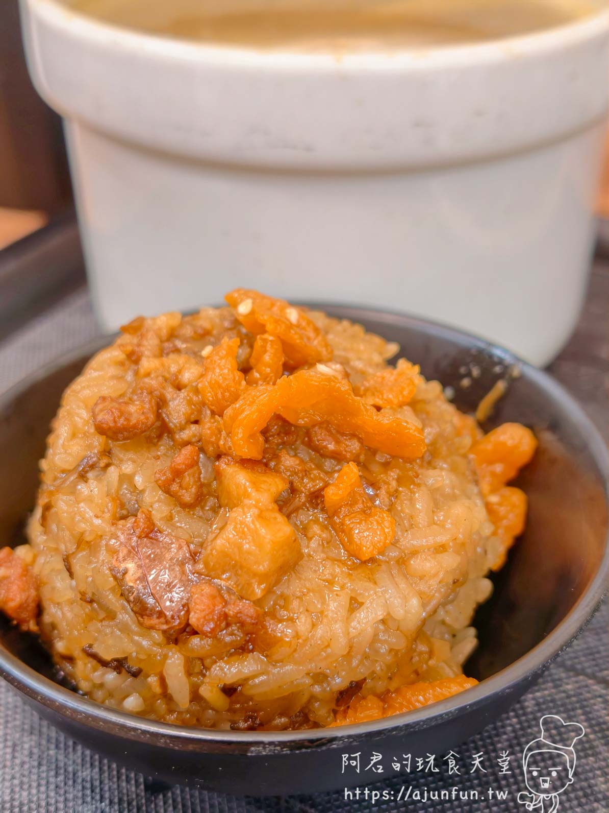 油亮的筒仔米糕盛在黑色小碗中