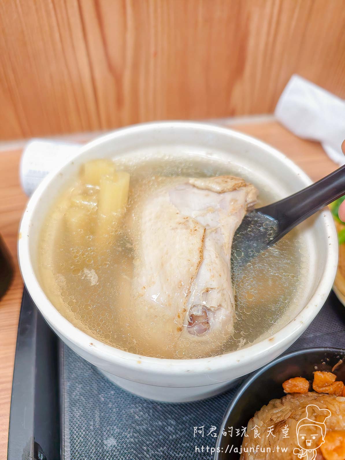 潤肺蘋果雞湯整盅，雞腿與蘋果塊在清澈湯中