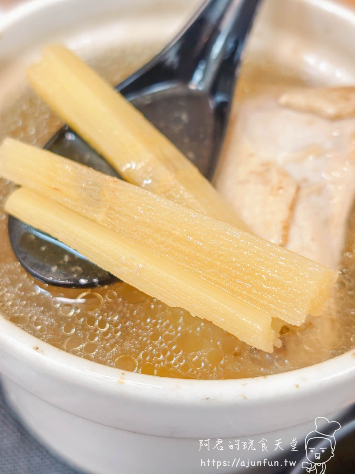 甘蔗栗子雞湯中的甘蔗條與雞肉特寫