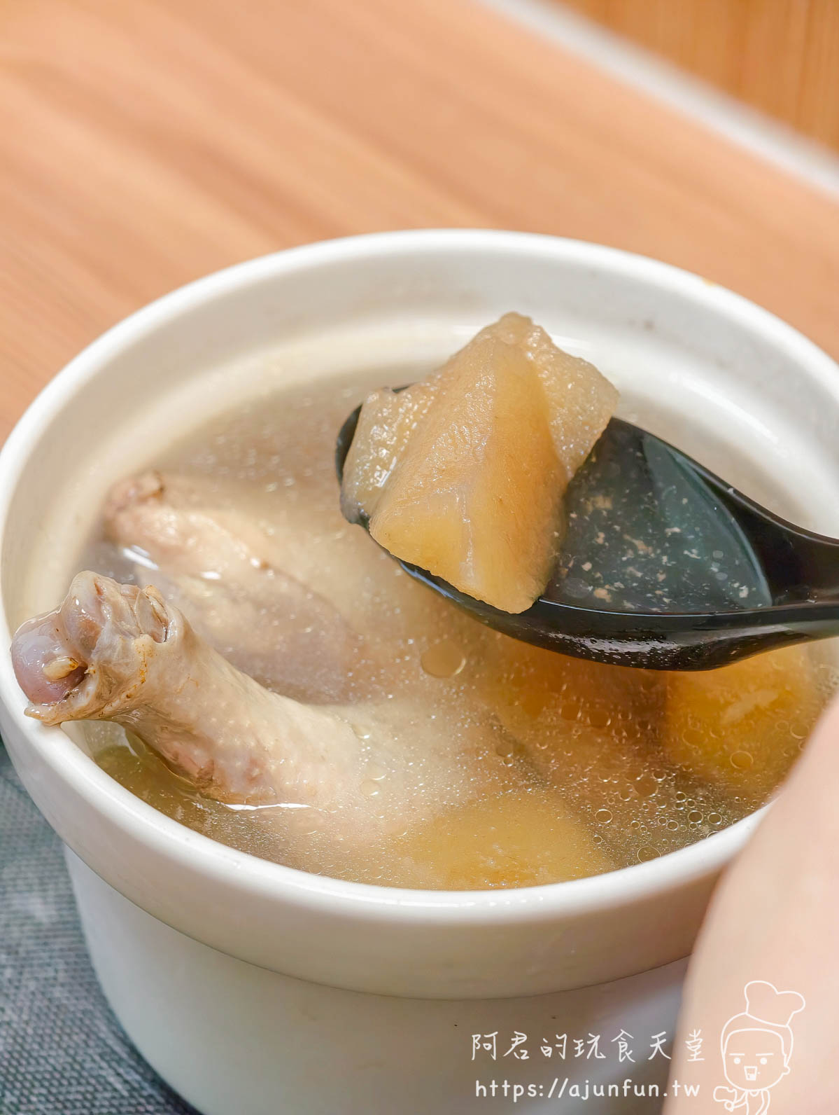雞腿與蘋果塊在湯匙上的特寫