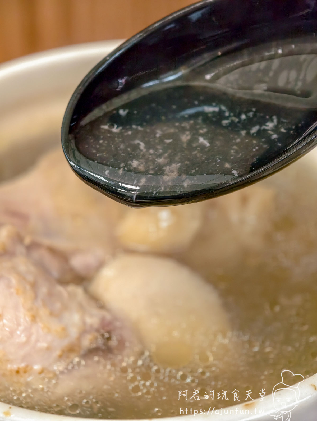 湯匙舀起栗子與雞肉的特寫