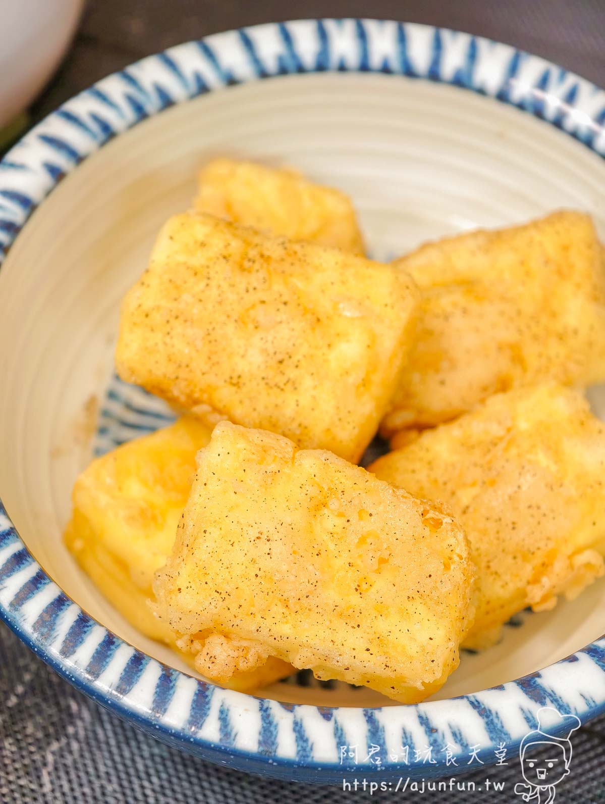 金黃色炸豆腐盛在藍紋陶碗中