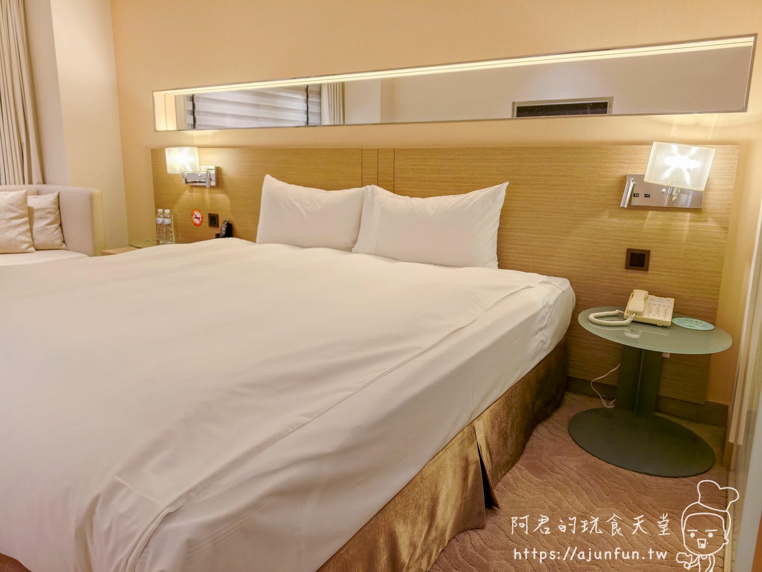 高雄國際會館評價|走路10分鐘到機場、$2500早班機戰友住宿(2026實住) - 第14張圖 高雄國際會館King大床雙枕與床頭壁燈特寫