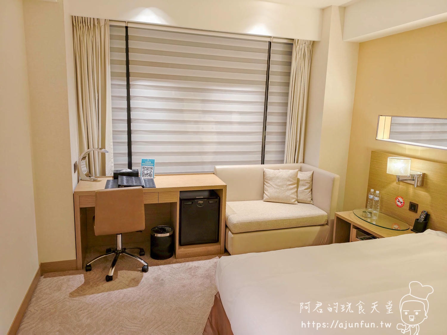 高雄國際會館評價|走路10分鐘到機場、$2500早班機戰友住宿(2026實住) - 第16張圖 高雄國際會館客房書桌小沙發與雙層斑馬簾窗景
