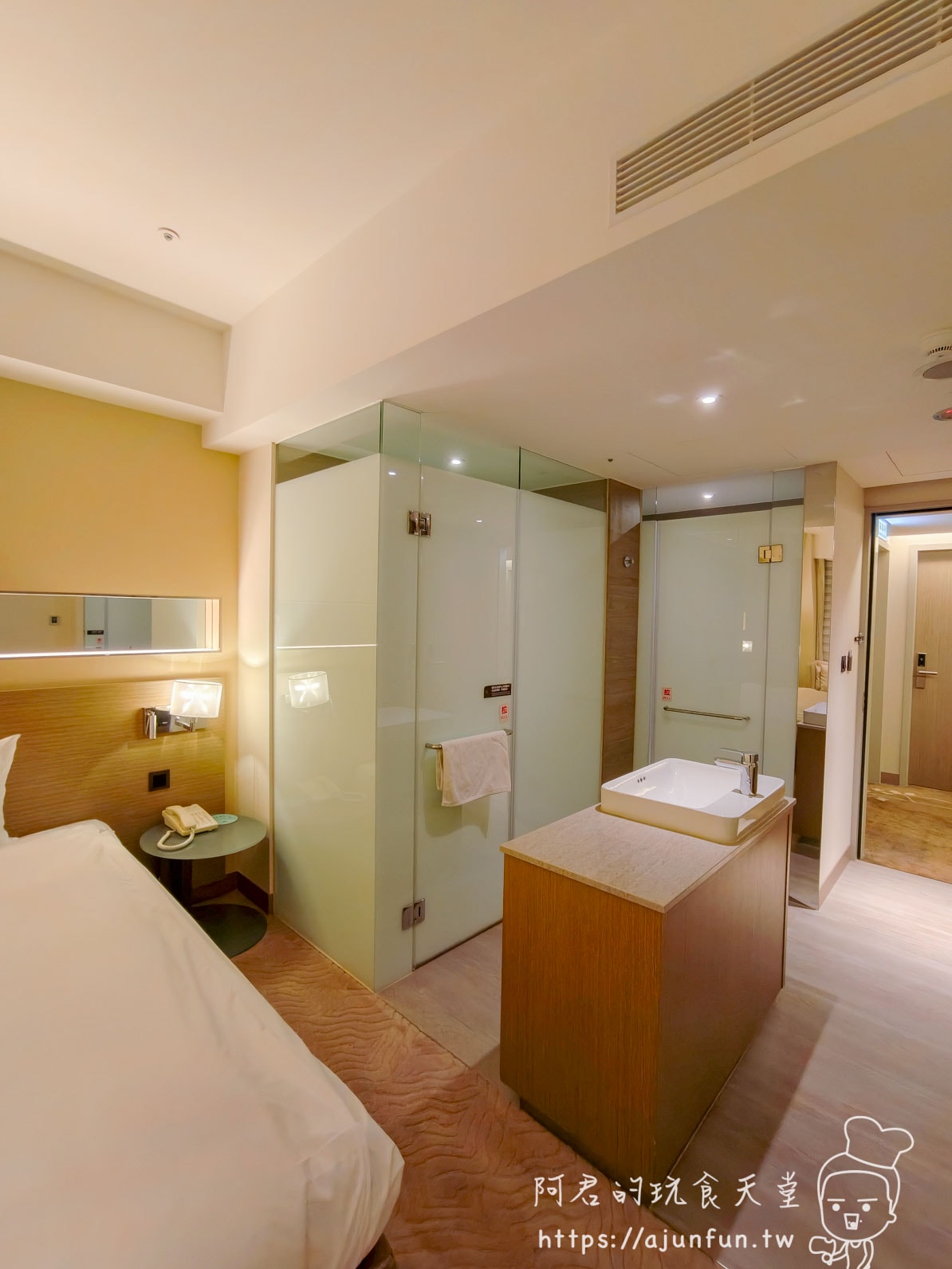 高雄國際會館評價|走路10分鐘到機場、$2500早班機戰友住宿(2026實住) - 第21張圖 高雄國際會館客房浴室全景玻璃淋浴間與半開放洗手台