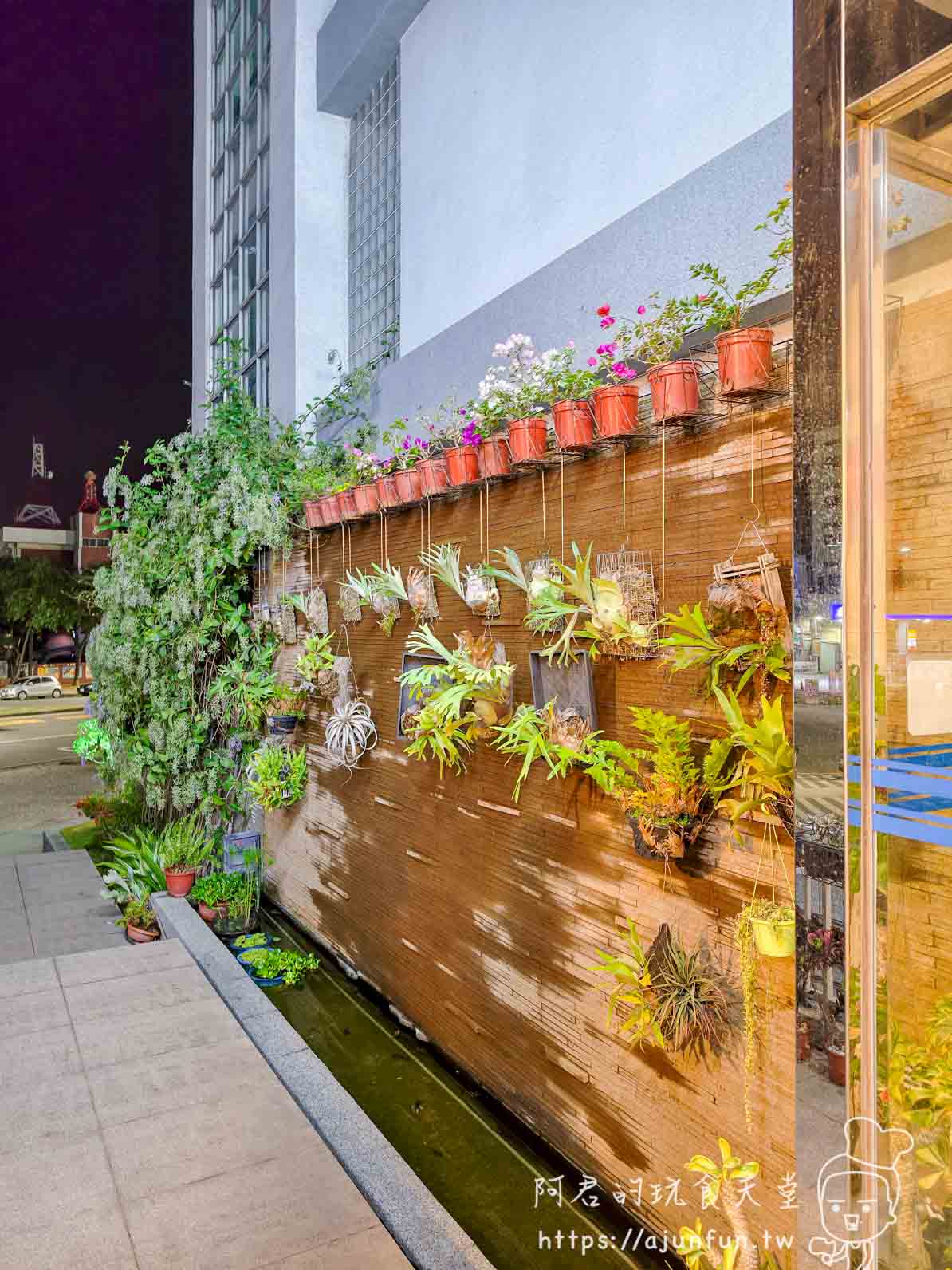 高雄國際會館評價|走路10分鐘到機場、$2500早班機戰友住宿(2026實住) - 第24張圖 高雄國際會館外牆植栽水景牆夜間打燈