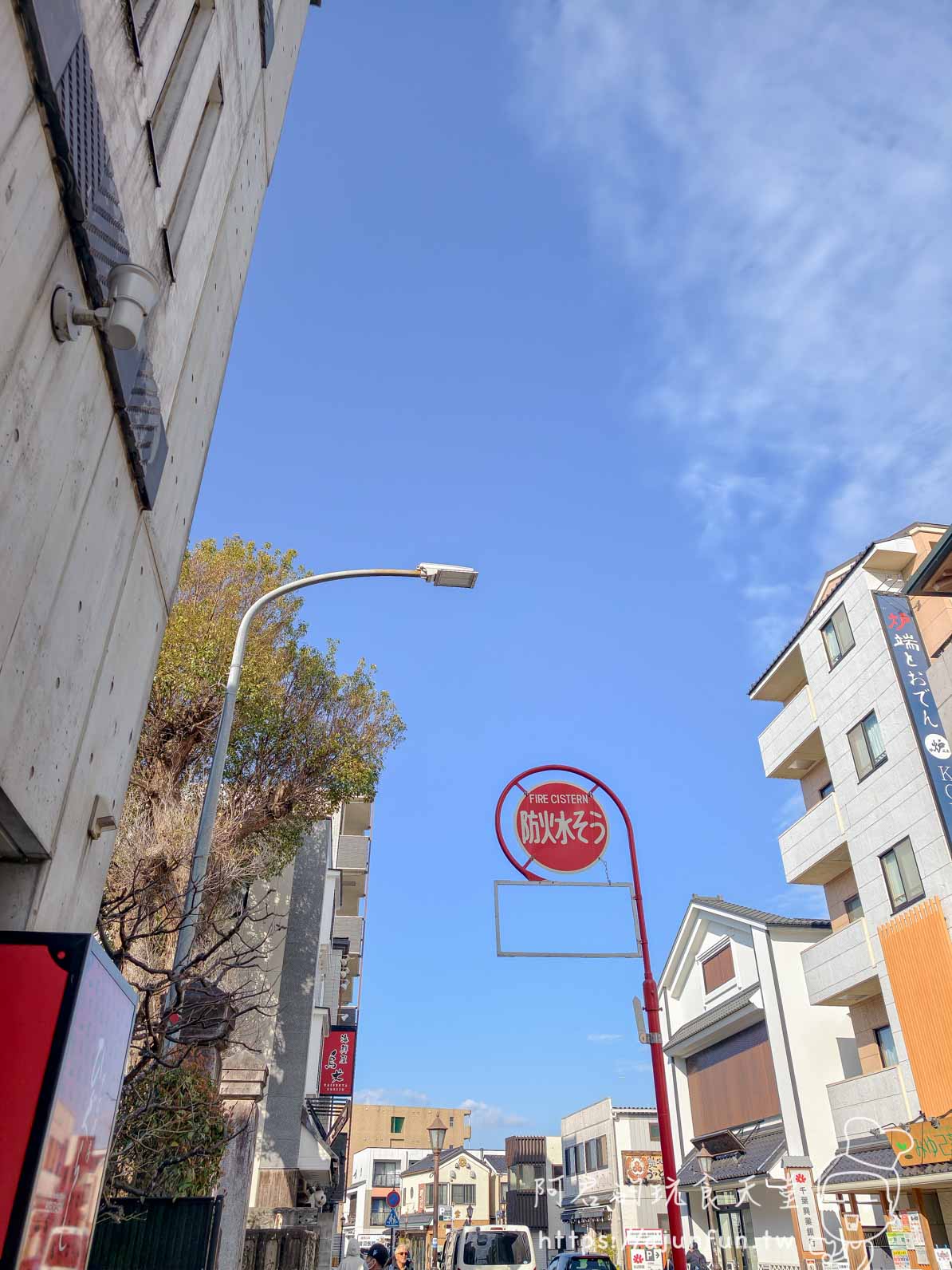 成田表參道下午斜陽下的街道路燈與藍天指標