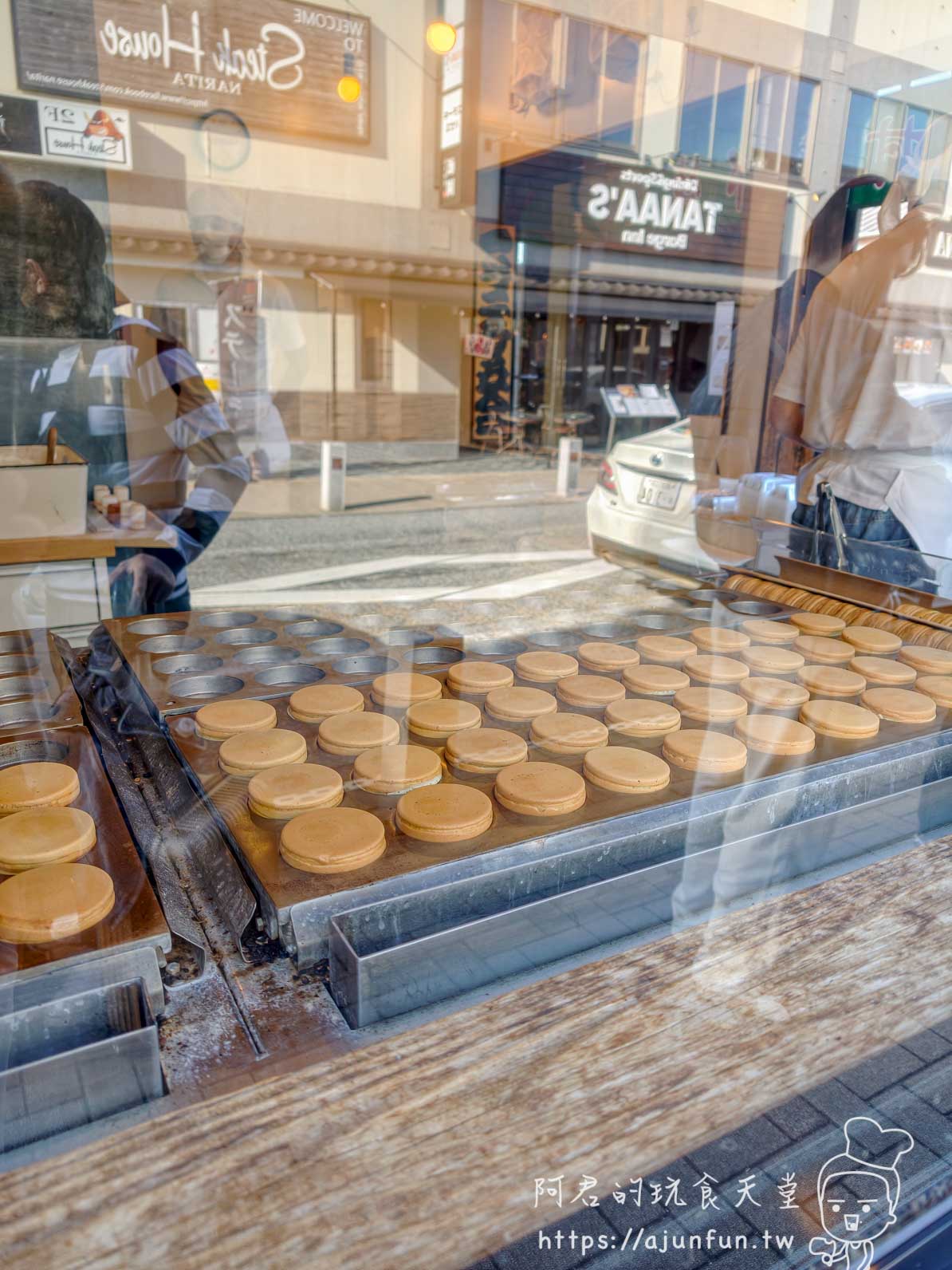 金時的甘太郎燒店家窗口可見大型鐵盤手工烤製紅豆餅