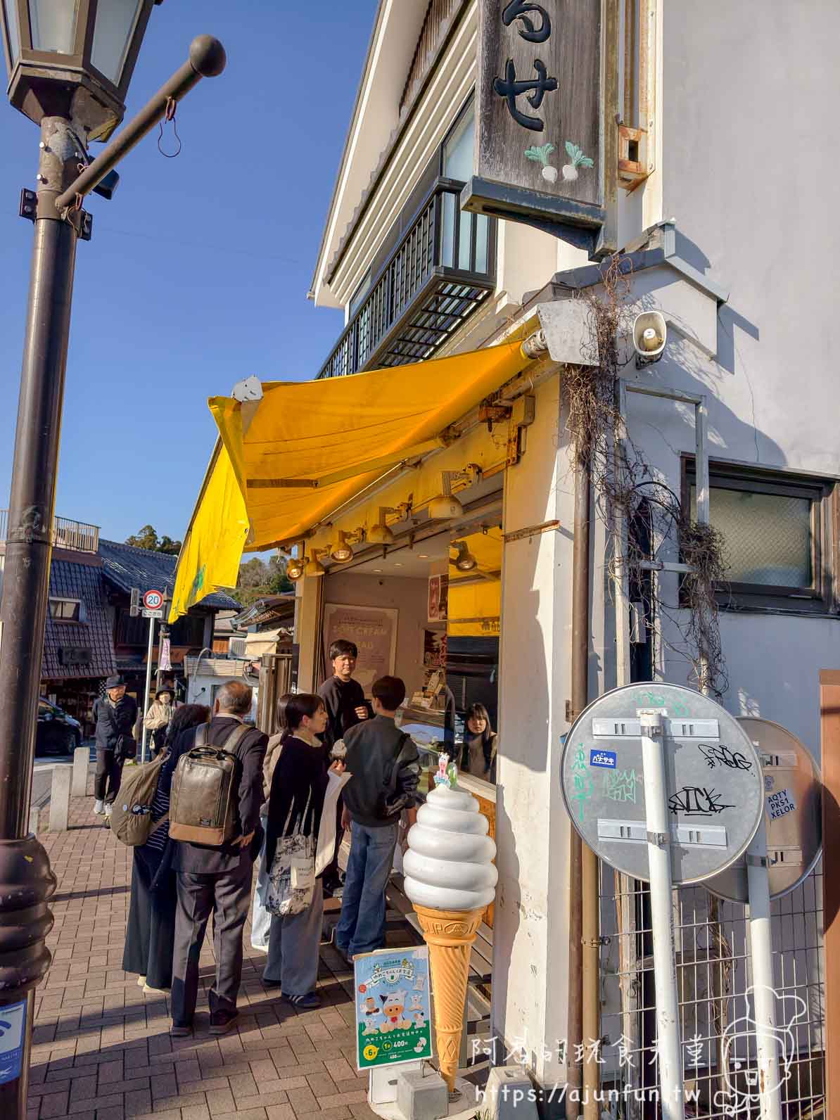 成田表參道美食|成田夢牧場霜淇淋 ¥470,130 年牧場的乳製品 - 第2張圖 成田表參道街景:跟著人潮就能看到夢牧場招牌
