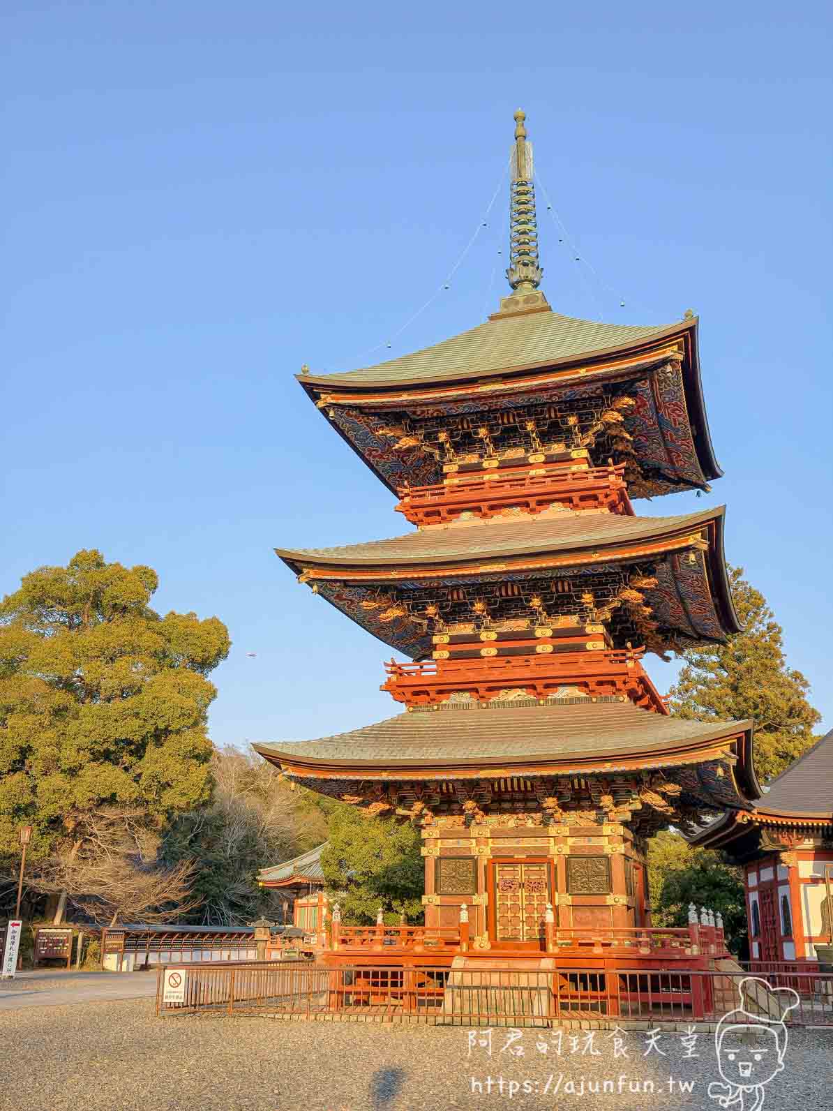 成田山新勝寺三重塔漆紅金黃塔身與藍天對比特寫