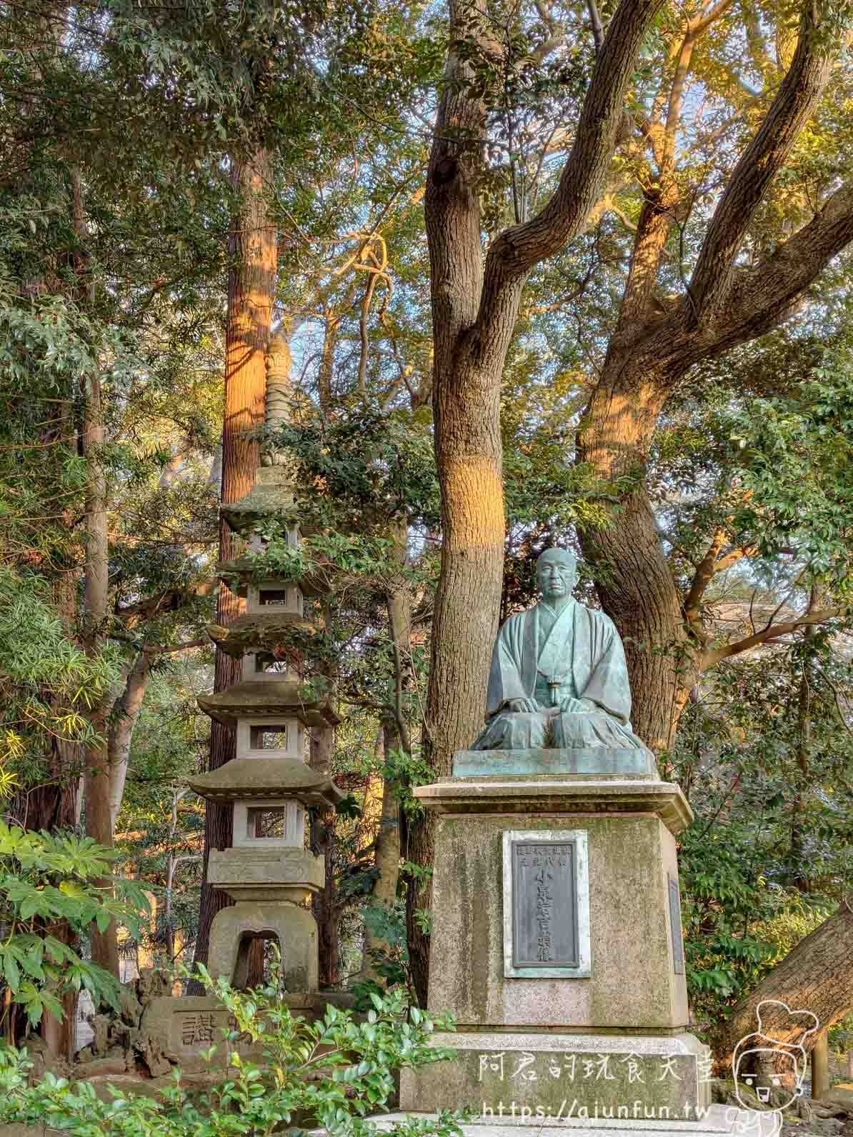 成田山新勝寺境內樹蔭下銅像與石燈籠