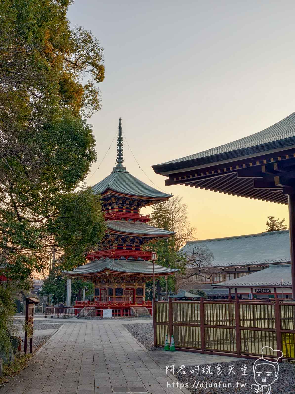 成田山新勝寺三重塔屋簷夕陽下黃金光線特寫
