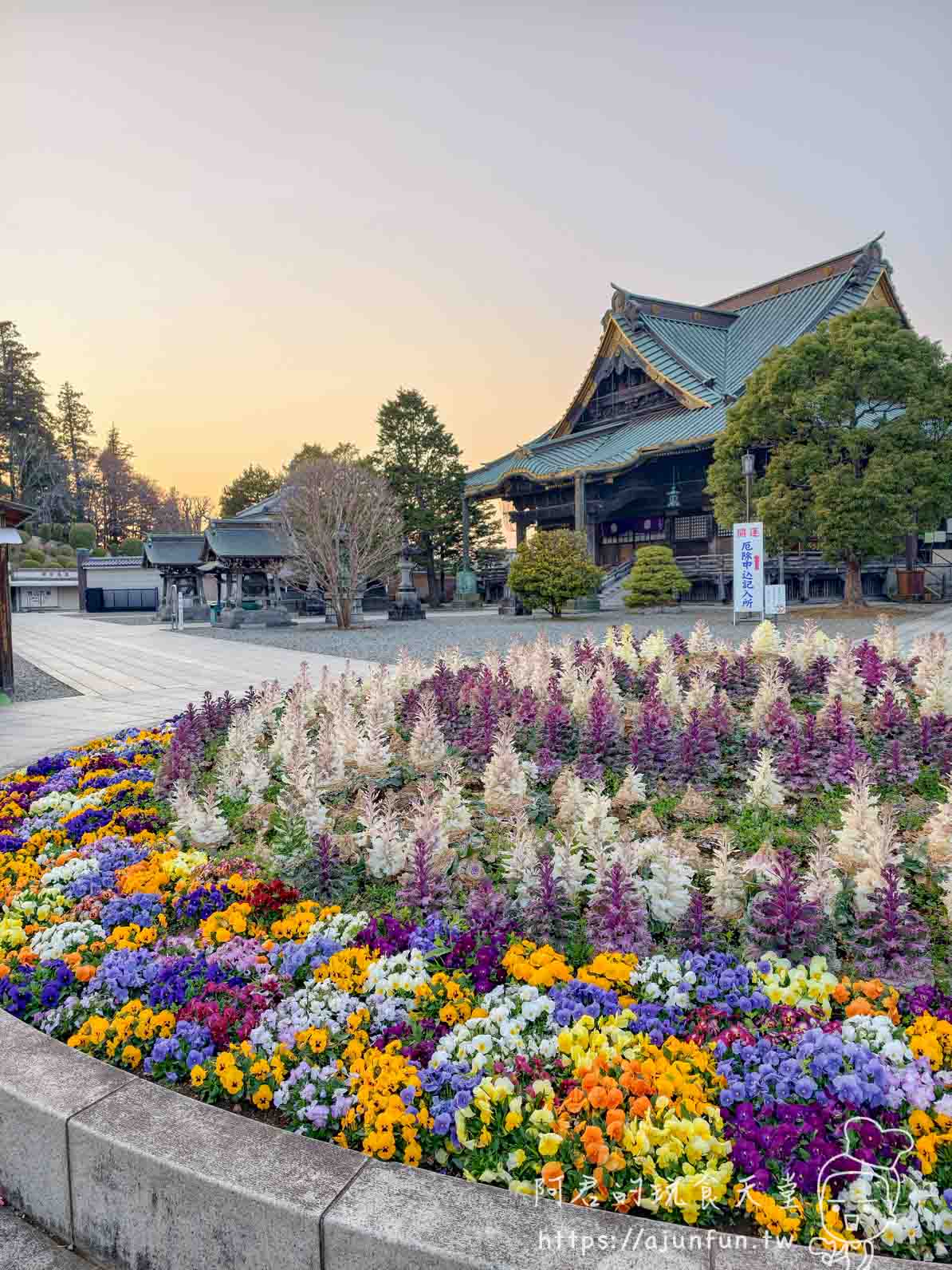 成田山新勝寺前廣場紫色花壇與仁王門遠景