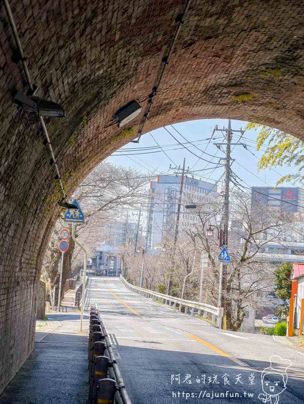 京成成田站東口出站的表參道入口街景與行人號誌