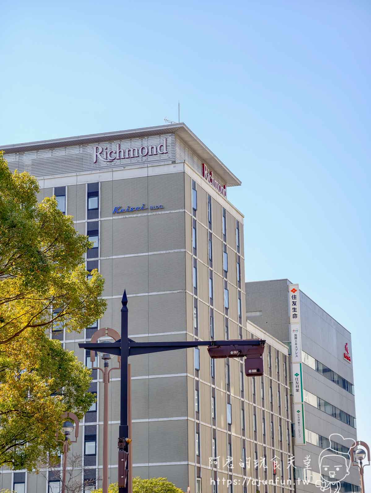 成田 Richmond Hotel 飯店招牌仰角，紅底白字 Richmond Hotel 字樣