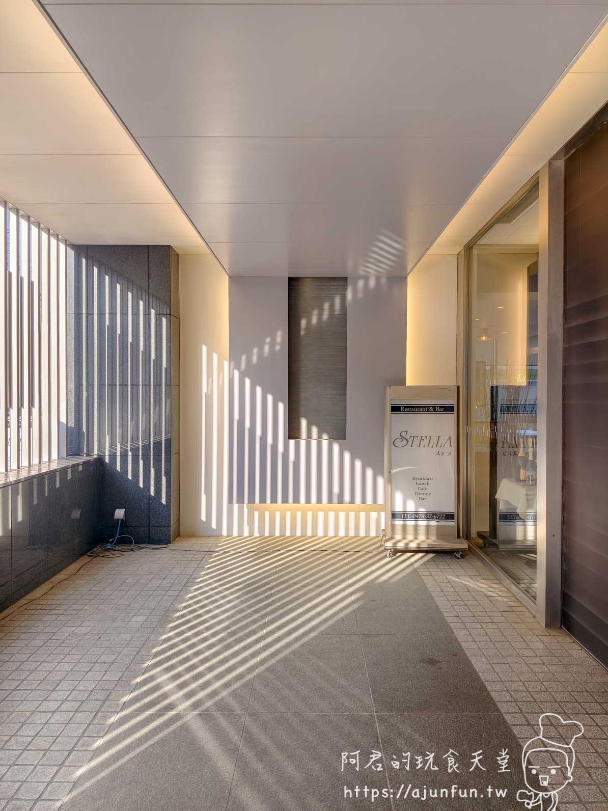 成田 Richmond Hotel STELLA 餐廳廊道入口，光影斜射的白色磁磚走道