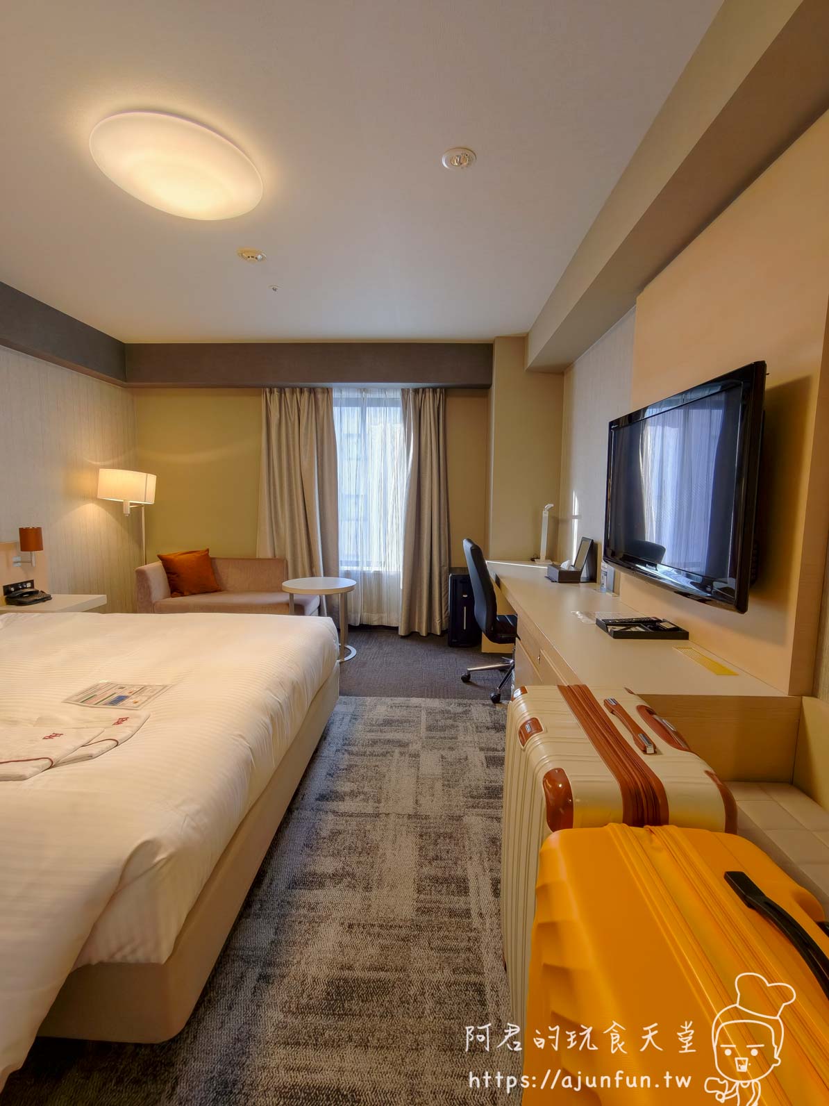 成田 Richmond Hotel 標準雙人房寬景，從浴室方向往床鋪與沙發拍攝