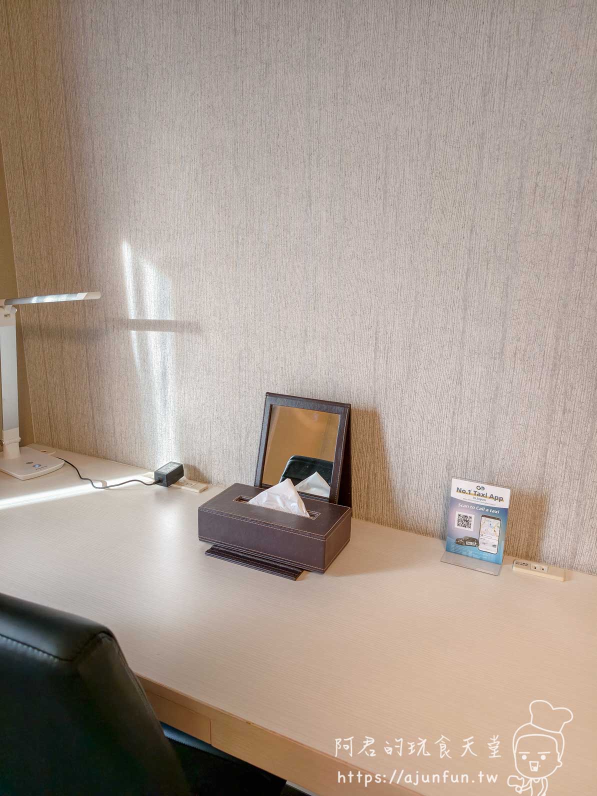 成田 Richmond Hotel 客房書桌側拍，白色檯燈與面紙盒擺設