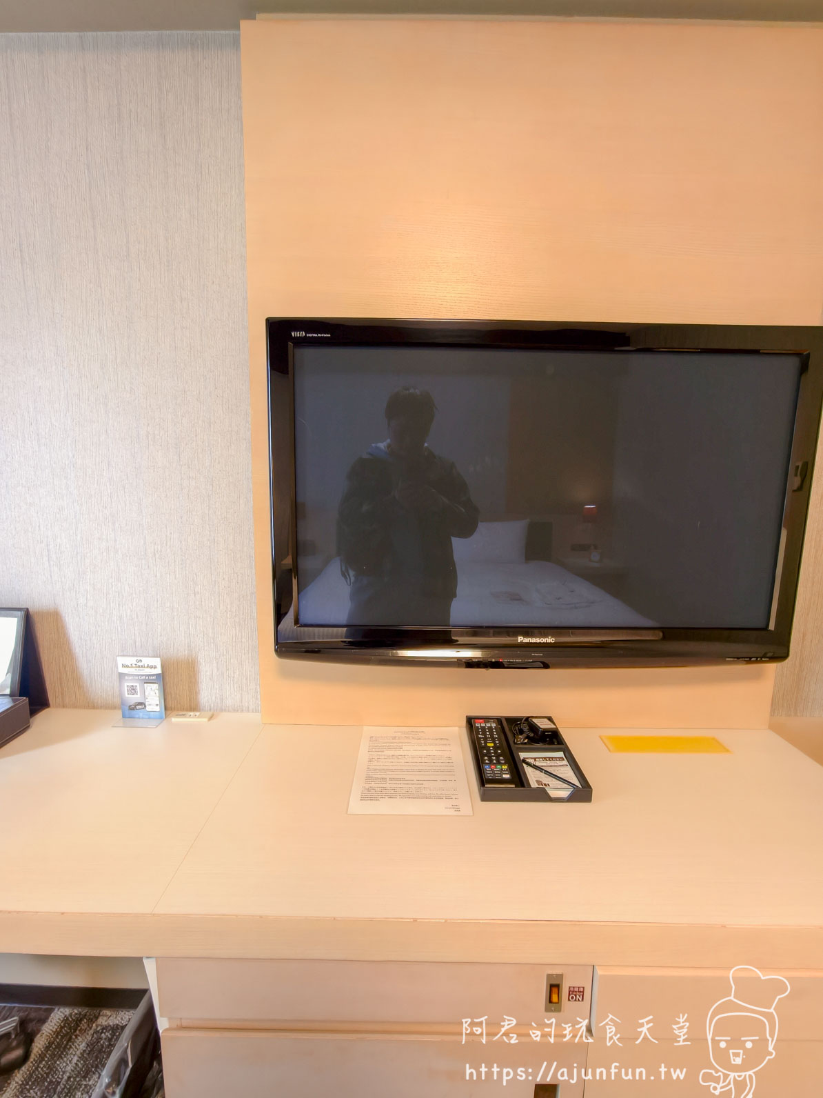 成田 Richmond Hotel 客房 Panasonic 電視掛牆關機畫面，下方書桌有飯店資訊卡