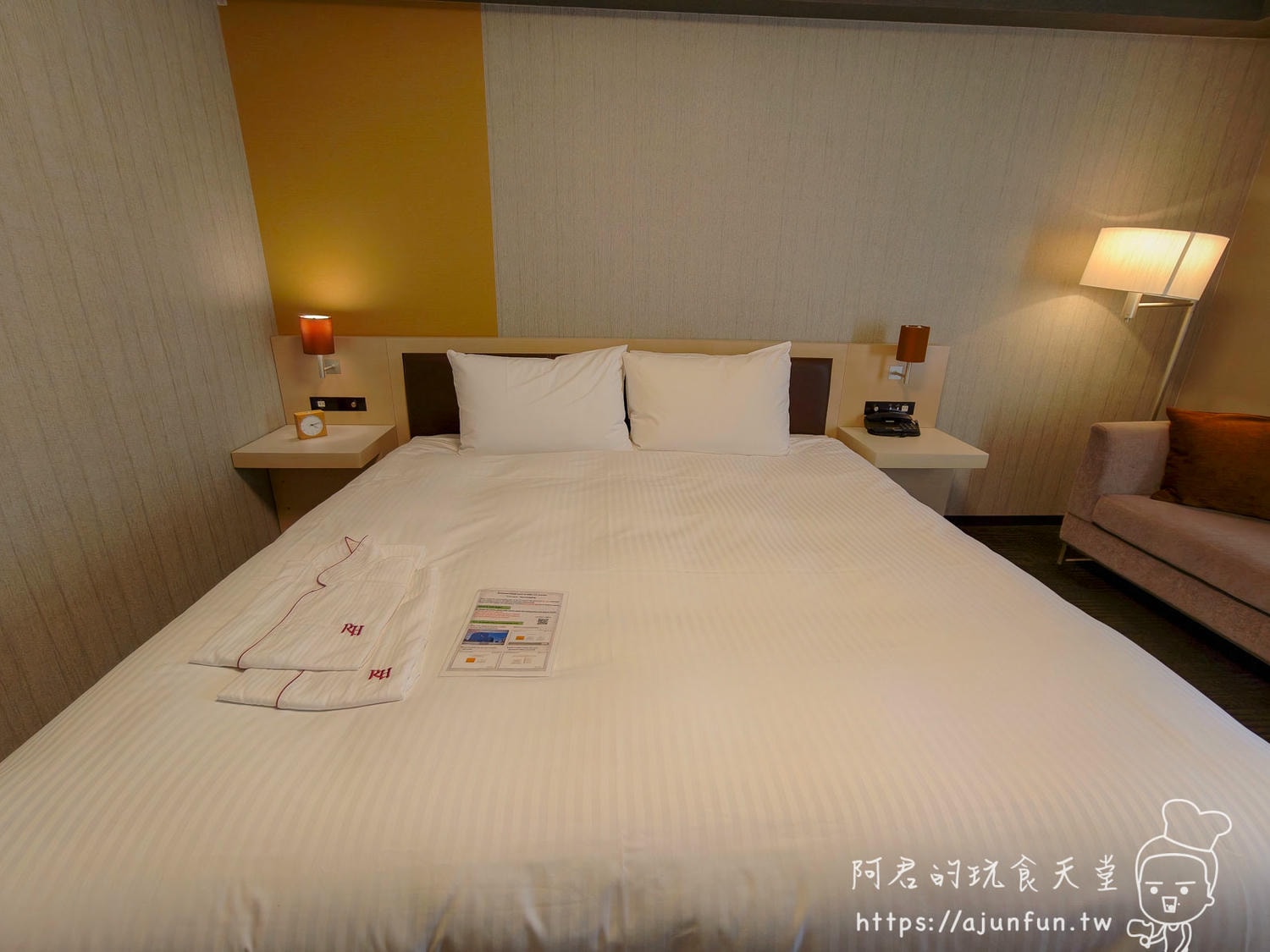 成田 Richmond Hotel 雙人床全景，白色被套搭配兩顆枕頭與床頭夜燈