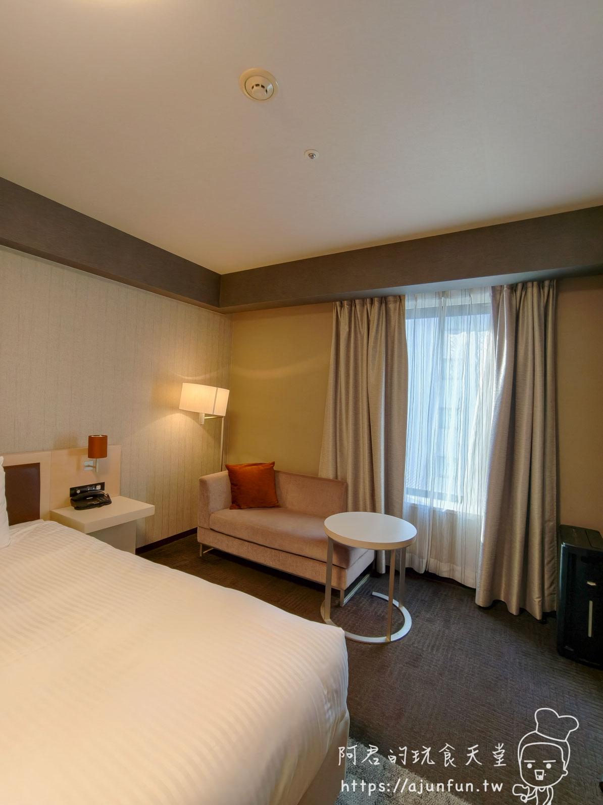成田 Richmond Hotel 標準雙人房整體寬景，從房門方向往窗戶拍攝
