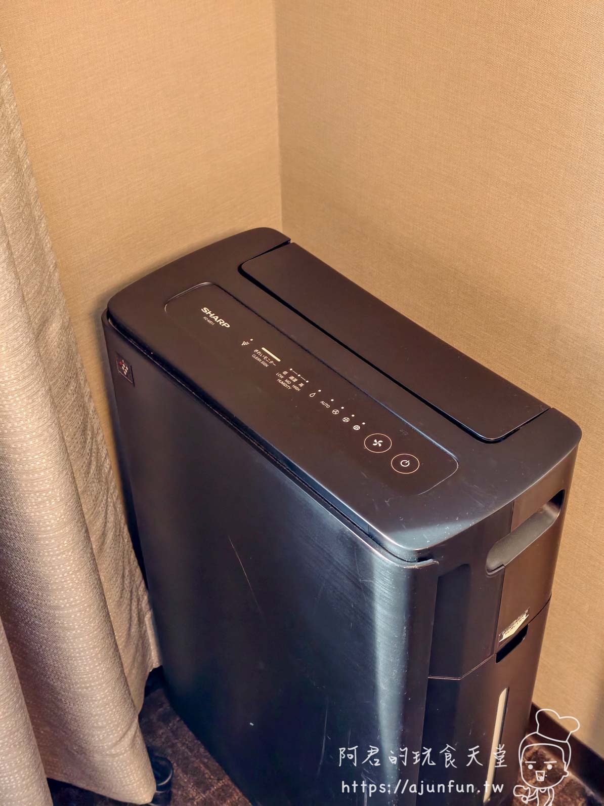 成田 Richmond Hotel 客房黑色除濕兼空氣清淨機，放置於沙發旁地板