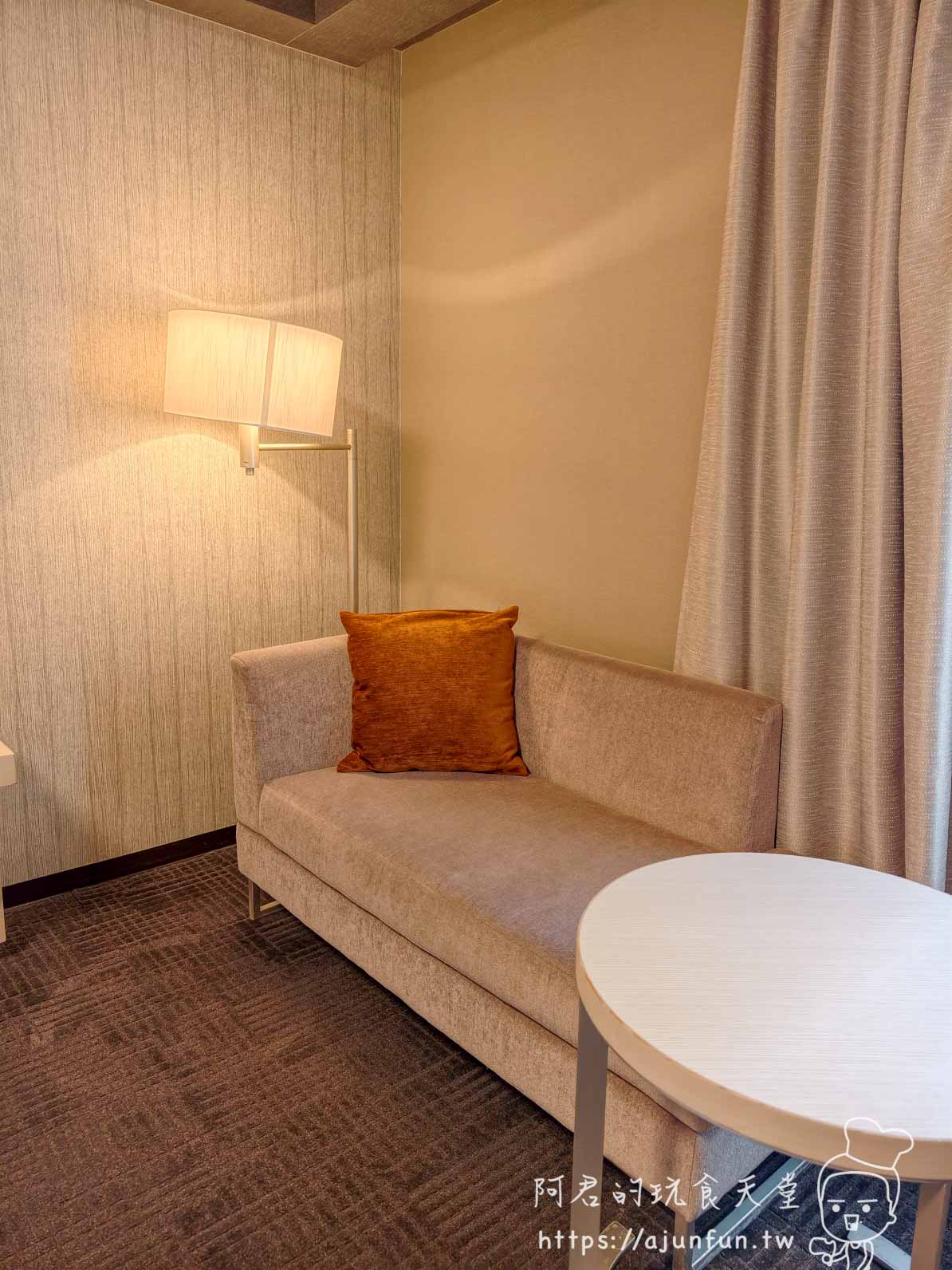 成田 Richmond Hotel 雙人房靠窗米色沙發椅與橘色抱枕