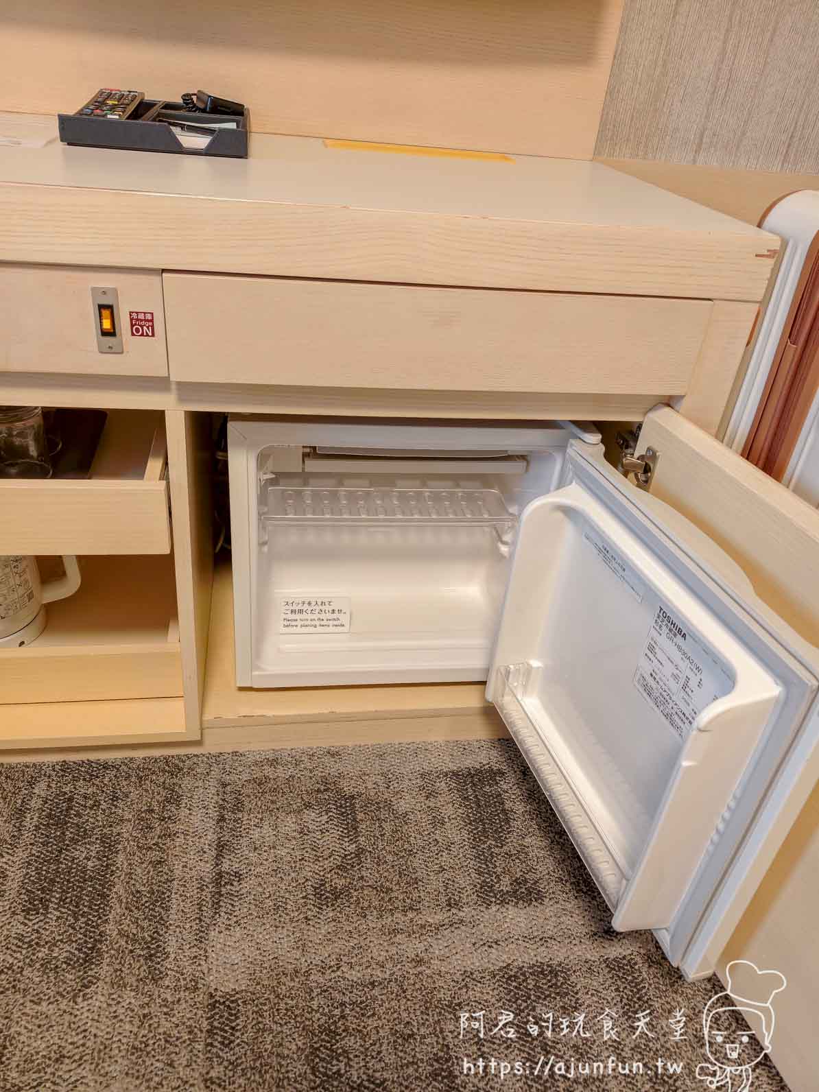 成田 Richmond Hotel 客房書桌下方迷你冰箱開門狀態，可見內部白色置物空間