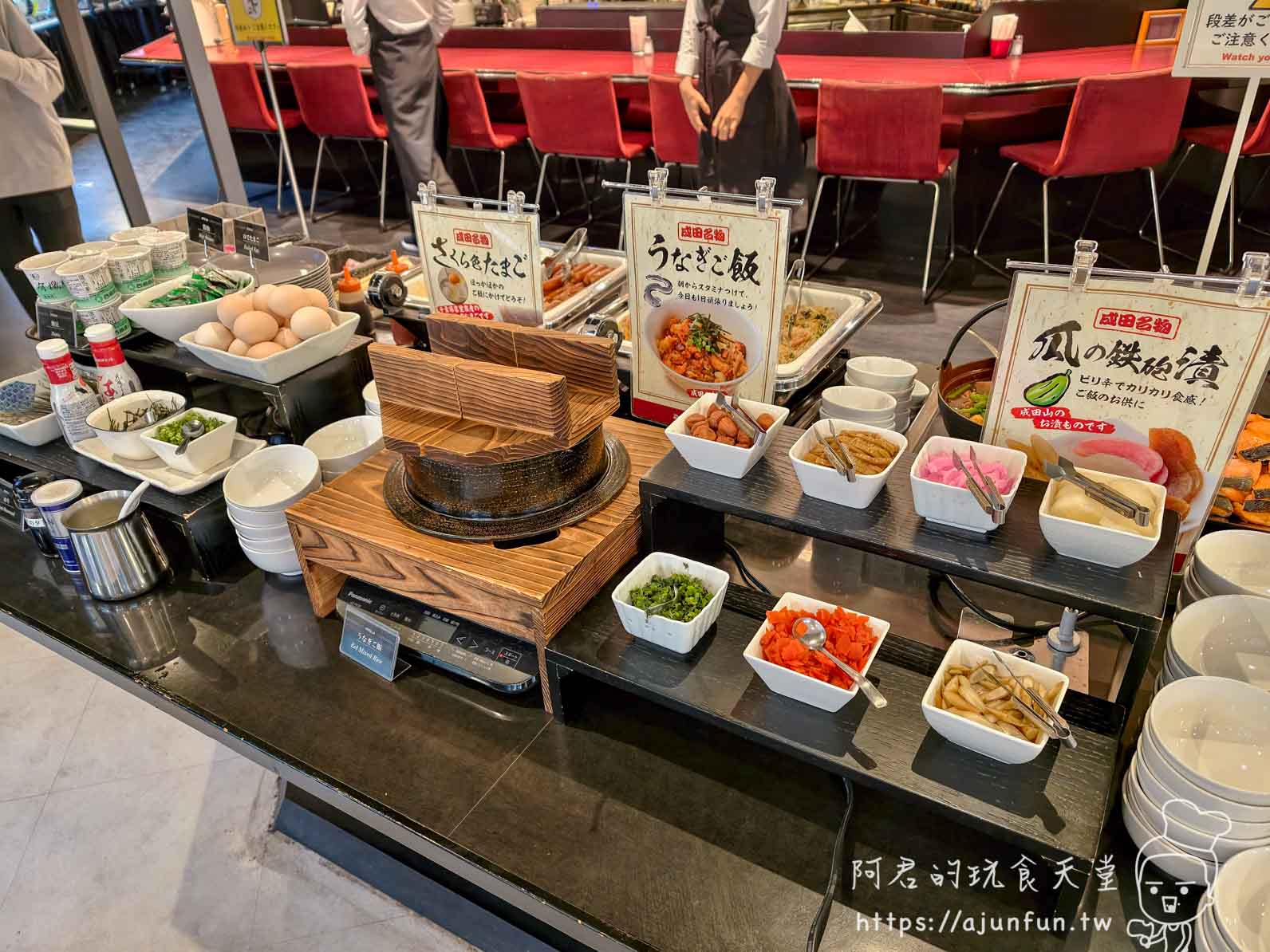 成田 Richmond Hotel Stella 早餐熱菜區，鰻魚飯立牌與多款小菜