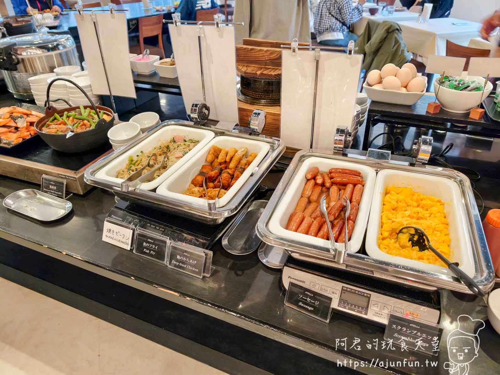 成田 Richmond Hotel Stella 早餐熱菜區特寫，德式香腸與炒蛋盤