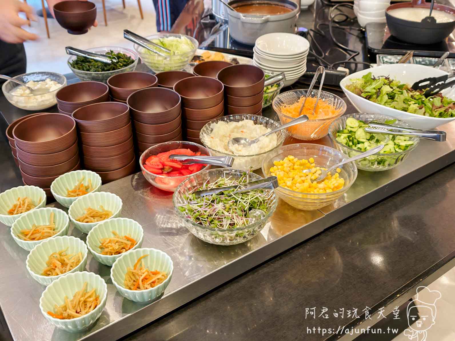 成田 Richmond Hotel Stella 早餐冷菜區小碗陣列，七種日式小菜