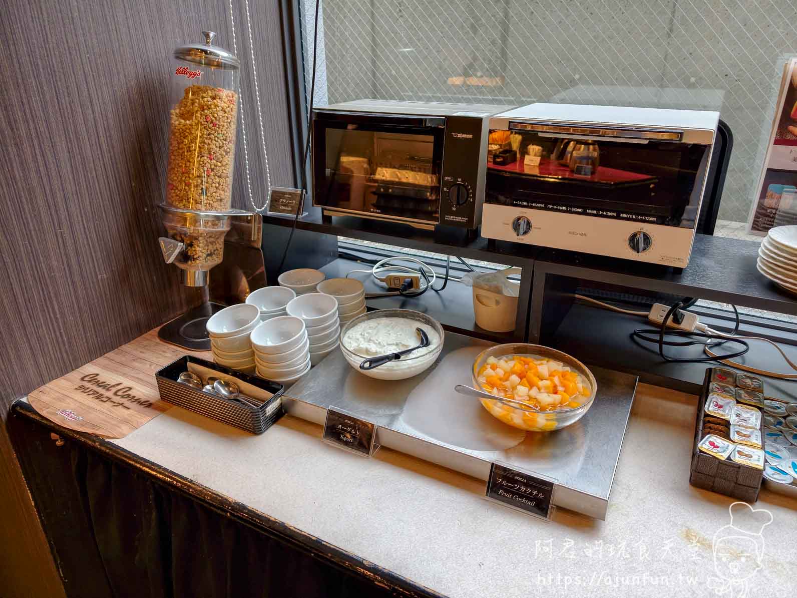 成田 Richmond Hotel Stella 早餐麥片區與小型烤箱，自助穀物罐排列