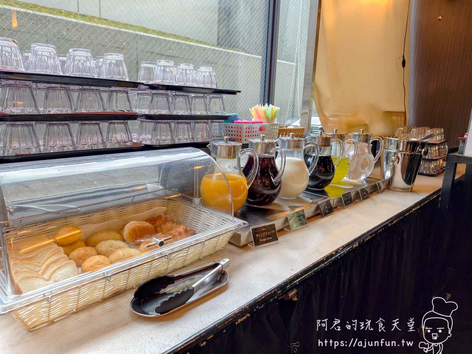 成田 Richmond Hotel Stella 早餐麵包區與飲料機，柳橙汁、咖啡並排
