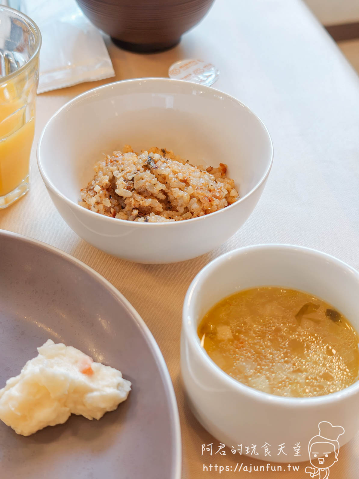 成田 Richmond Hotel Stella 早餐個人盤，麥片粥配蒸蛋、麵包與柳橙汁
