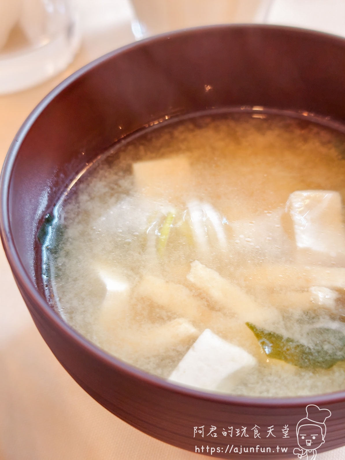 成田 Richmond Hotel Stella 早餐紅色漆碗味噌湯，豆腐、海帶與蔬菜配料豐富
