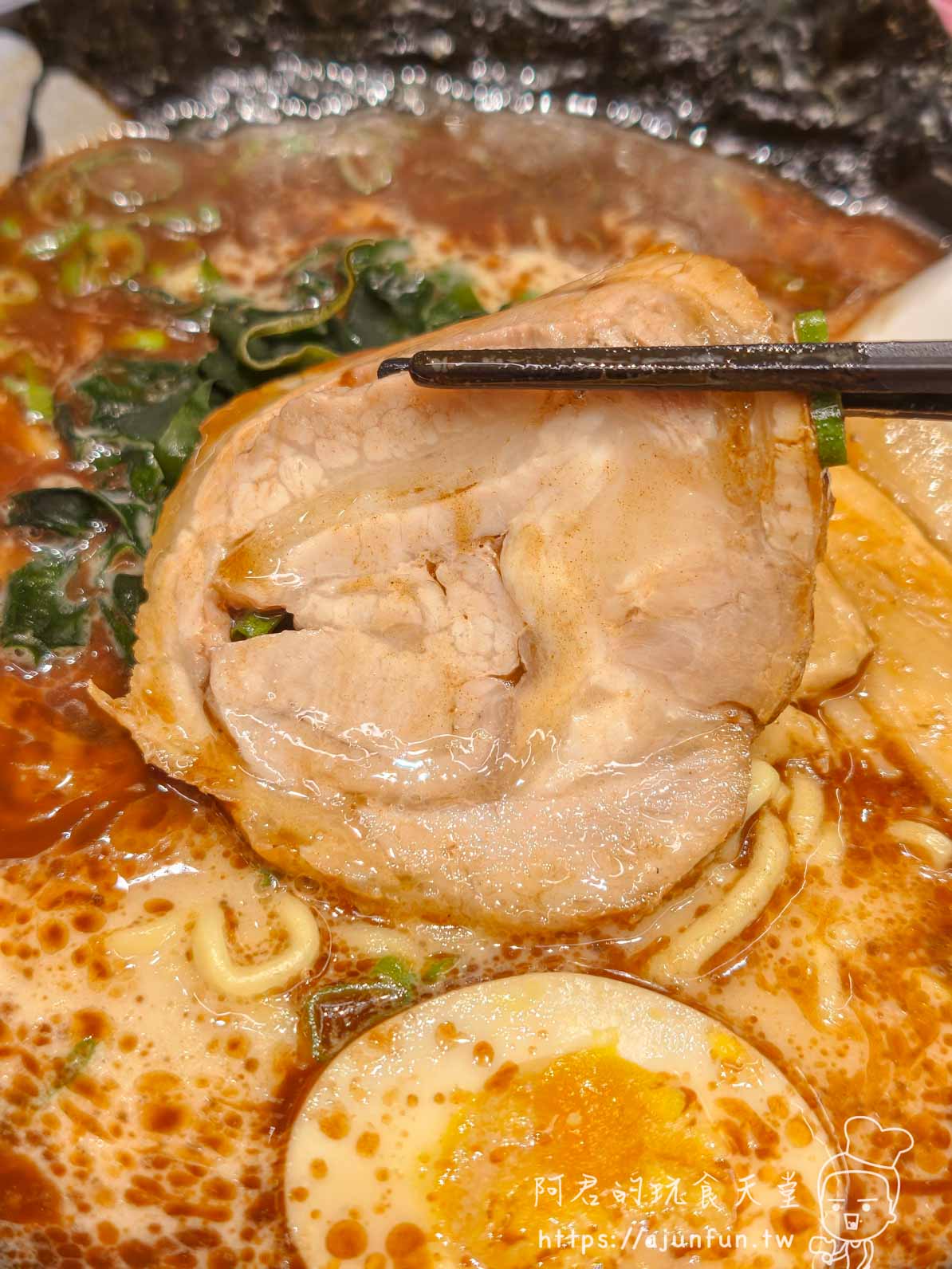 屯京拉麵 LaLaport 台中店魚豚拉麵叉燒特寫
