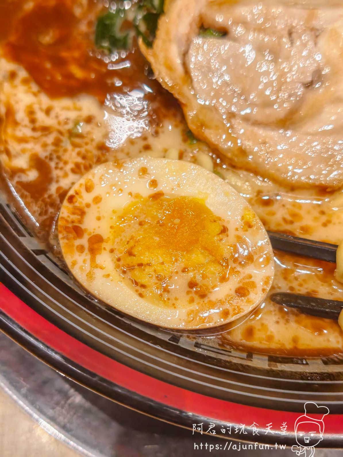 屯京拉麵 LaLaport 台中店魚豚拉麵溏心蛋特寫