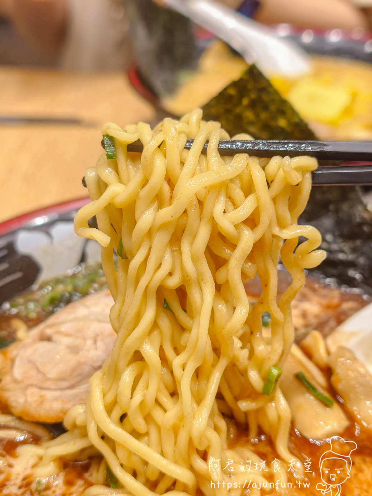 屯京拉麵 LaLaport 台中店中粗捲麵特寫