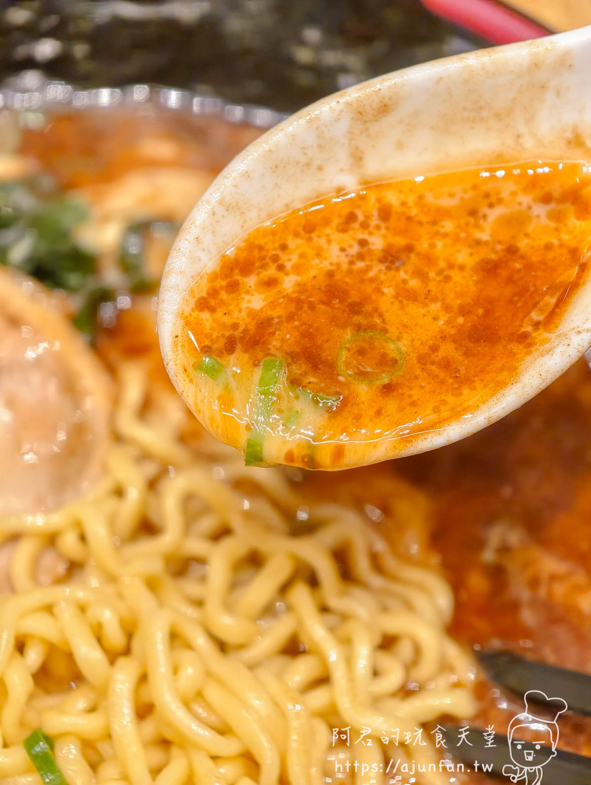 屯京拉麵 LaLaport 台中店魚豚拉麵湯頭湯匙特寫